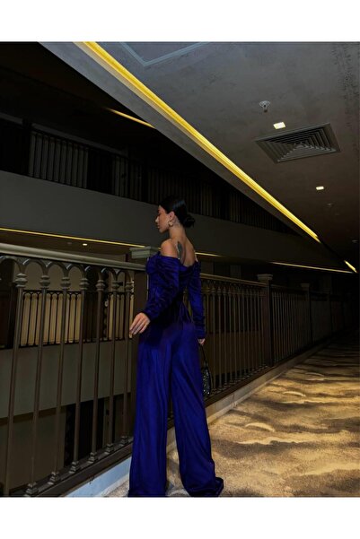 Modafeminen Sametové elastické kombinézové šaty s řetízkovým páskem a detailem na přední straně 583083 FIALOVÉ