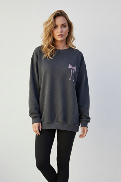 KOZİA OUTDOORS سويت شيرت نسائي كبير الحجم مع تفاصيل شريط وردي على الظهر