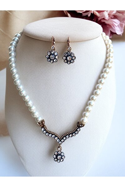 FAYRA ACCESSORIES Zirkon Taşlı Papatya Figürlü İnci Kolye ve Küpe Seti
