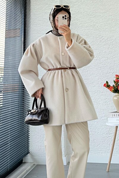 MELEK ARAZ معطف قصير فاخر من الريش التايلاندي بأزرار ذهبية - لون إكرو