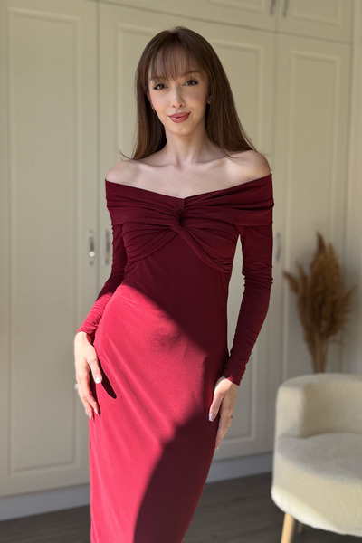 Dilay Gökoğlu Butik Φόρεμα μίντι μπορντό με λεπτομέρεια στον ώμο που αγκαλιάζ...