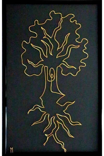 Arta Sarmei Copacul vietii, sculptură din sârmă continuă aurie