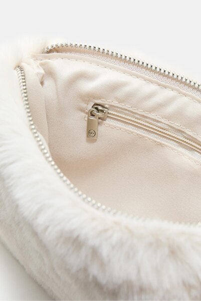 Stradivarius Suni kürklü makyaj çantası