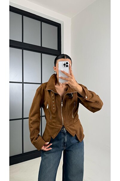 Gaus سترة من جلد الغزال الفاخر بياقة عالية وتفاصيل حزام من Camel طراز GAUS-00519