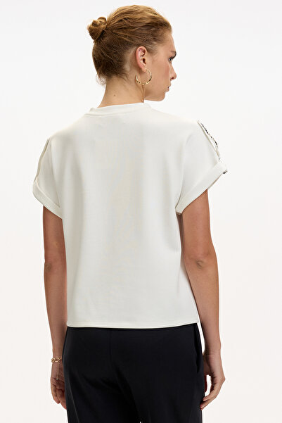 Allyco Πλεκτό μπλουζάκι εκρού με λεπτομέρεια ρίγες και τσέπες