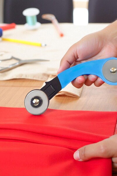 hodbehod 45 mm Rulet Döner Kumaş Kesici – Patchwork, Kırkyama, Kağıt ve Deri Kesim Aracı + Yedek Bıçak