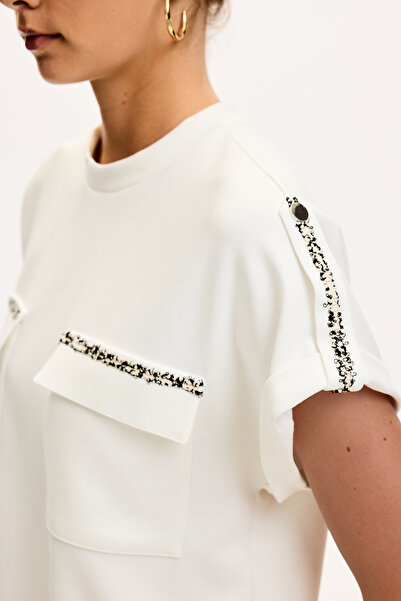 Allyco Πλεκτό μπλουζάκι εκρού με λεπτομέρεια ρίγες και τσέπες