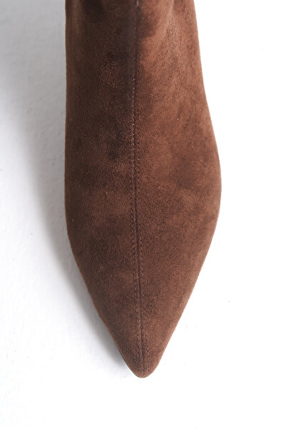 LDR Dámské hnědé semišové kozačky na podpatku se špičatou špičkou pod kolena