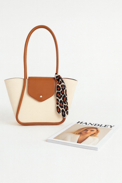 Handley Τσάντα ώμου μεγάλης χωρητικότητας με λεπτομέρεια από φουλάρι πολυτελείας