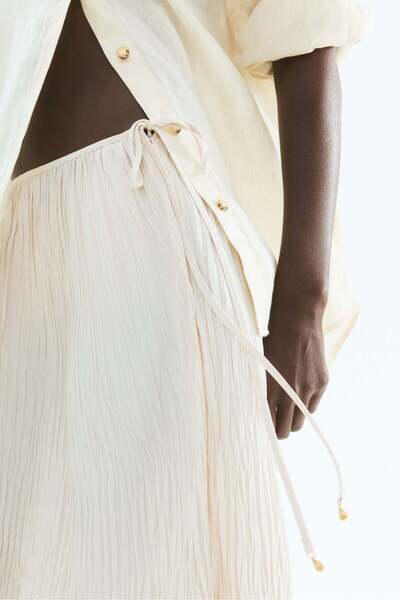 H&M تنورة من قماش التويل المجعد