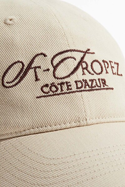 H&M قبعة من قماش مائل بزخارف مطرزة