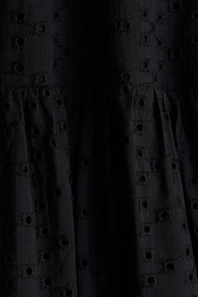 H&M فستان مطرز بالانجليزية