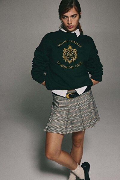 H&M سويت شيرت بتفاصيل نقوش