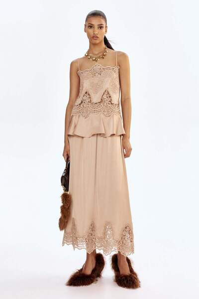 H&M بلوزة من الساتان مع أشرطة مزينة بالدانتيل