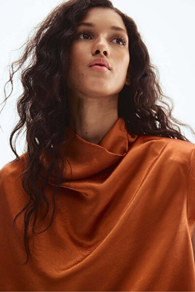 H&M بلوزة ساتان برقبة دائرية