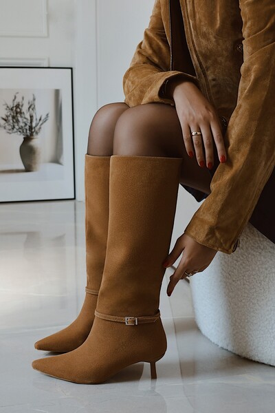 POLKA STORE Есенни дамски ботуши с нисък ток, под коляното, с остри върхове, с бие лента и детайли от матова кожа, цвят таба камилски суед