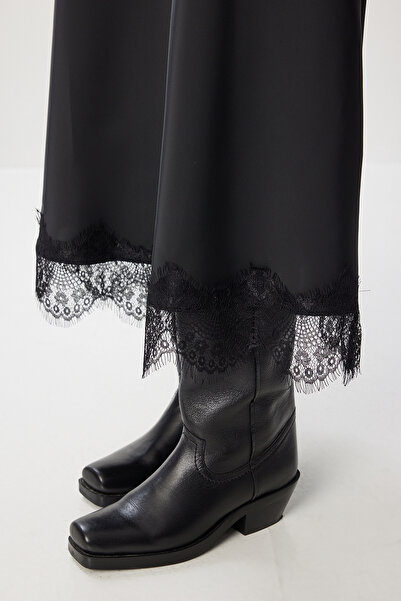 Lovelyİstanbul Fusta midi din satin cu detaliu din dantela LDP0085 NEGRU