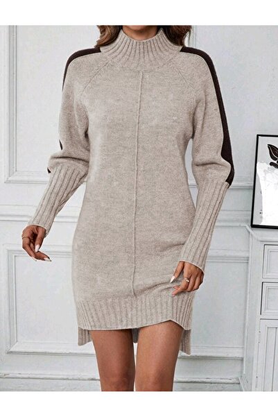 Bracha Fél garbós kötött ruha, ujjánál csíkos részletekkel, dupla slicceléssel, elöl rövid, hátul hosszú kivitelben