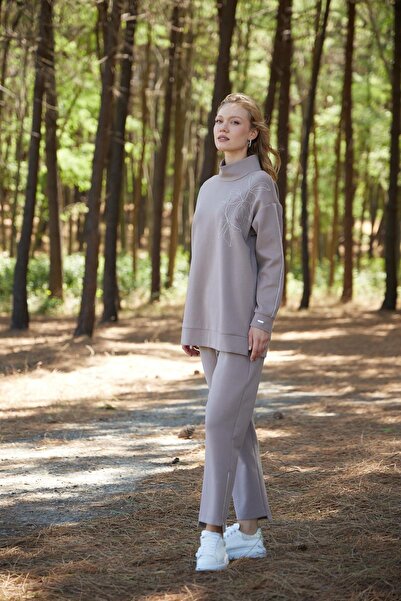 Moodbasic بدلة بياقة مستقيمة مع تفاصيل تطريز بالسلسلة-24704