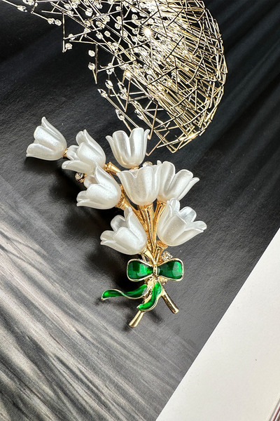 Modex Altın Rengi Yeşi Mineli Fiyonk Detay Laleler Broş (6cm)