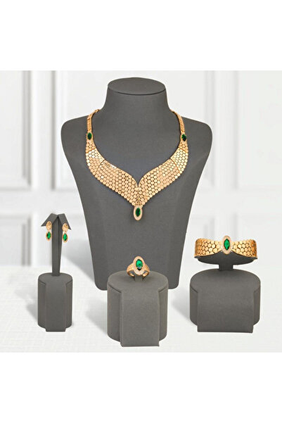 Un طقم بديل الذهب جناح الصقر أخضر صُمم ليكون أكثر من مجرد حُليّ، هو انعكاس لهويتك وذوقك الرفيع،