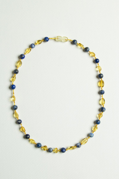 Boas Sertifikalı Bebek Kehribar Kolyesi – Kehribar ve Lapis Lazuli Taşı Kombinasyonu