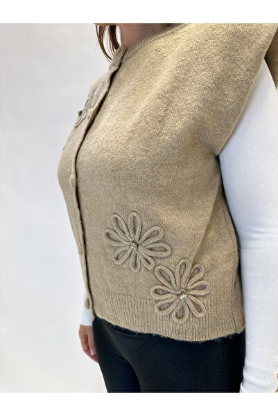 IFASTFASHION Women's knitted vest with appliquéd flowers and buttons - elegant model for autumn-winter
