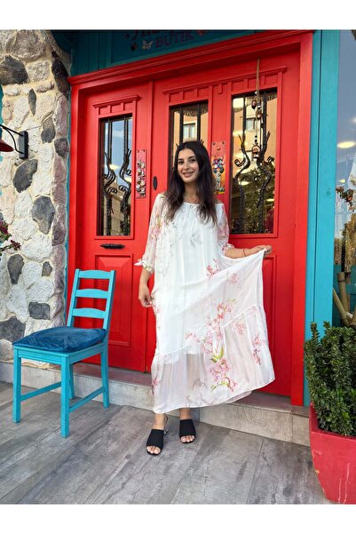 Yılday Gür Butik فستان حريري أبيض بنقشة الزهور – تصميم أنيق وأنثوي