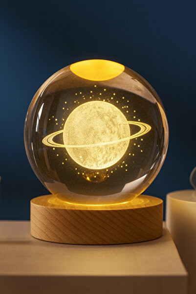 Arfseb Ahşap Tabanlı Satürn Figürlü Kristal Küre – LED Işıklı Romantik Dekor