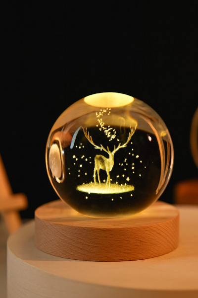 Arfseb Ahşap Tabanlı Geyik Figürlü Kristal Küre – LED Işıklı Romantik Dekor