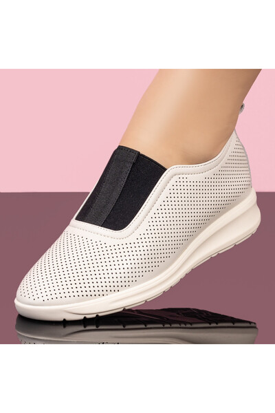 BMoD Pantofi casual bej pentru femei cu detalii metalice din material elastic...