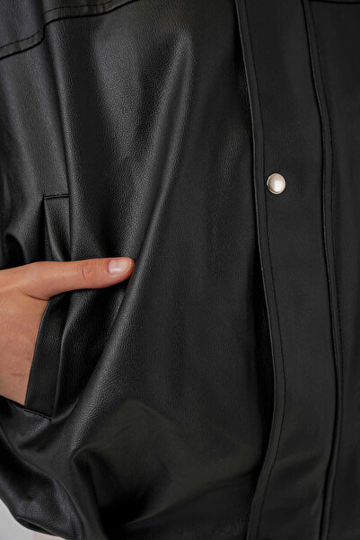 hazelin Γυναικείο μαύρο μπουφάν από συνθετικό δέρμα με φερμουάρ και τσέπες στο πλάι HZL25W-BD110551