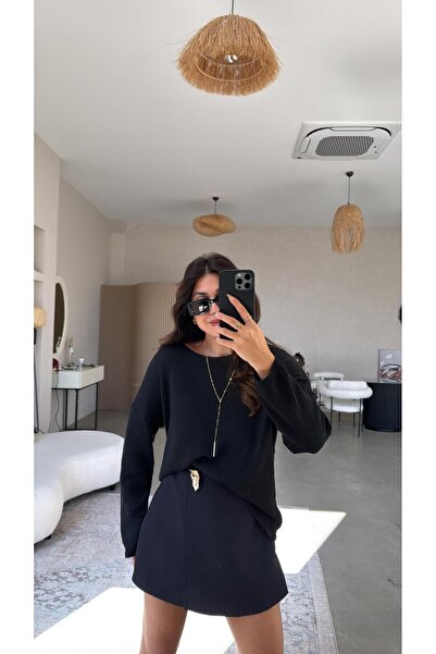 Buket Teke تنورة قصيرة باللون الأسود مع إكسسوارات ذهبية