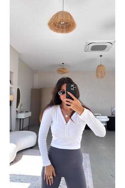 Buket Teke بلوزة بيضاء ذات أزرار كبس