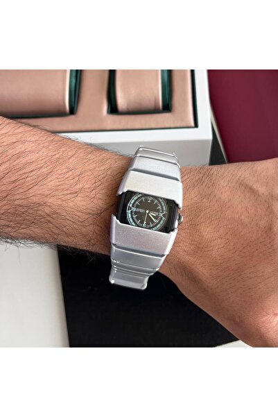 catera An elegant watch with a unique design that combines luxury and boldness.