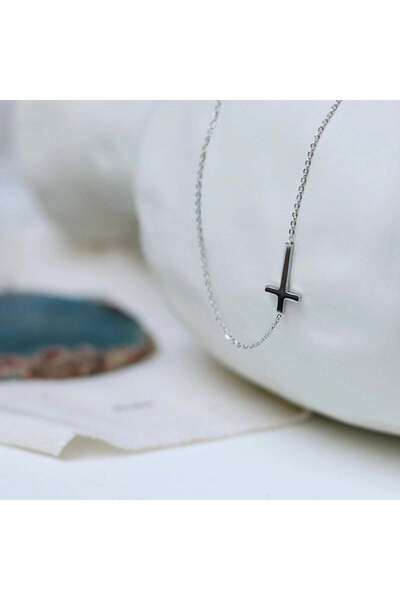 Pursehuit Colier de culoare argintie, suflat în aur de 18k, cu o cruce delica...