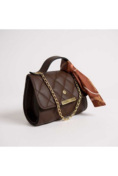 Daisy Bag Co. Γυναικεία τσάντα με μπεζ καπιτονέ λουράκι με αλυσίδα και λεπτομέρεια φουλάρι