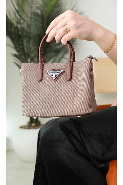 Al-Rubaie شنطة يد نسائية بلون موكا فخم – تصميم أنيق منسوج بخامة فاخرة لمظهر راقٍ وجذاب