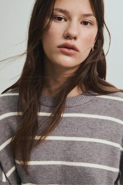 Stradivarius Çizgili crop örgü kazak