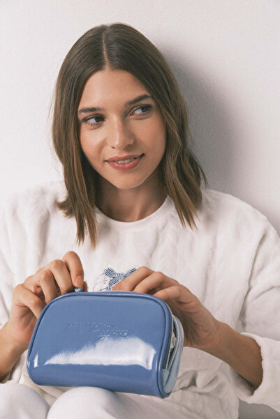 Women'secret حقيبة مستحضرات تجميل صغيرة من الجلد اللامع باللون الأزرق