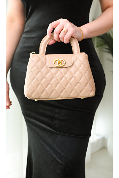 Al-Rubaie شنطة يد نسائية بلون نود فاتح – تصميم جلد مبطّن بمشبك ذهبي فاخر لإطل...