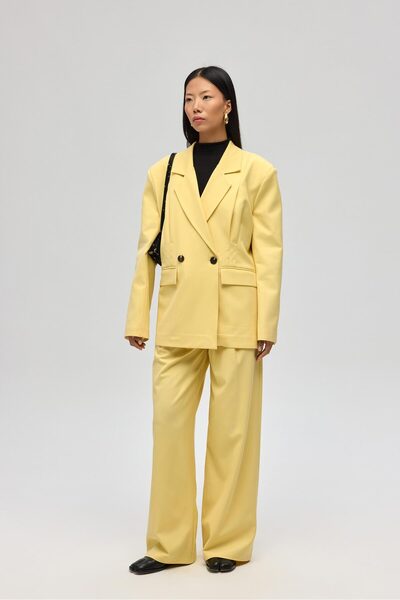 MAI STUDIOS CO. بنطلون أصفر بتفاصيل حزام من سوليفاي