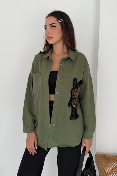 AsprinFashion قميص من قماش الجبردين مطرز بدب الفهد باللون الكاكي