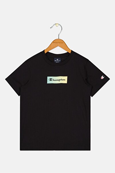 Champion تي شيرت خارجي بأكمام قصيرة وقصة عادية للأولاد، أسود