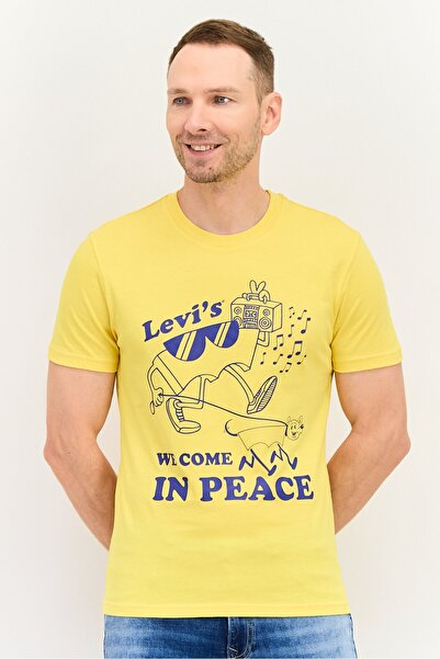 Levi's تي شيرت رجالي بطبعة جرافيكية بأكمام قصيرة ورقبة دائرية، أصفر