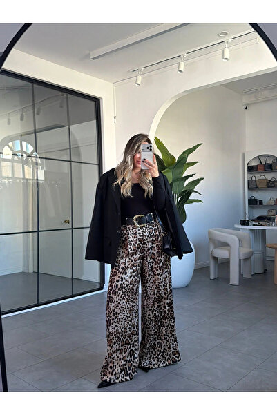 KÜBRA SÖYLEMEZ BOUTİQUE سترة سوداء بجيبين وياقة مزدوجة