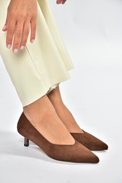 Fox Shoes V404090302 Коричневі замшеві жіночі туфлі з гострим носком і низьким каблуком
