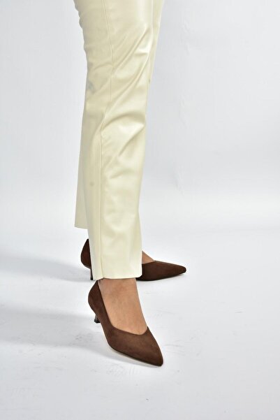 Fox Shoes V404090302 Коричневі замшеві жіночі туфлі з гострим носком і низьким каблуком