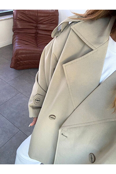 KÜBRA SÖYLEMEZ BOUTİQUE ADAÇAYI YEŞİLİ OMUZ VATKALI KISA TRENÇKOT