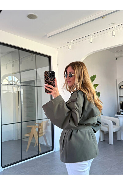 KÜBRA SÖYLEMEZ BOUTİQUE HAKİ OMUZ VATKALI KISA TRENÇKOT